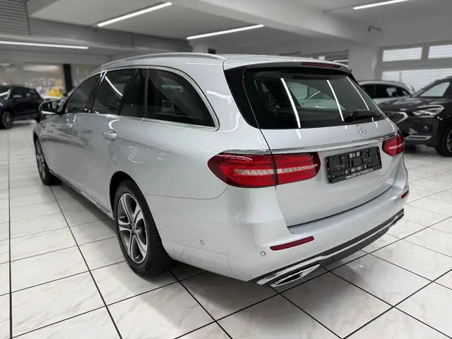 Mercedes-Benz 220 view 2