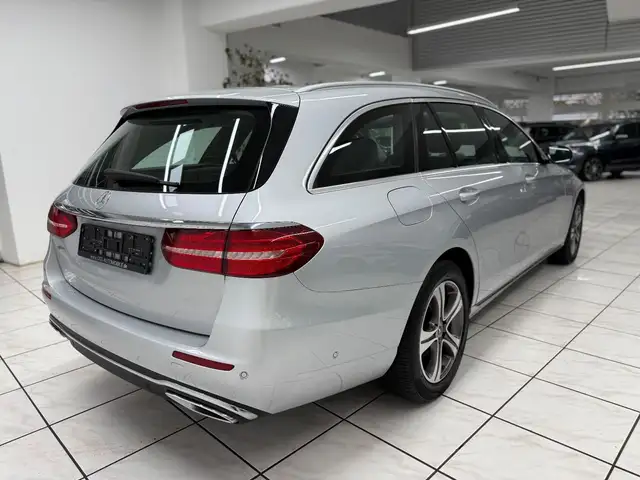 Mercedes-Benz 220 view 3