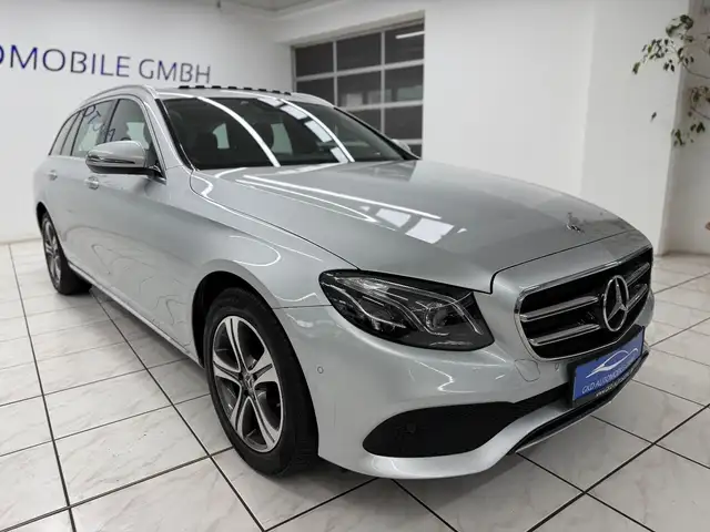 Mercedes-Benz 220 view 6