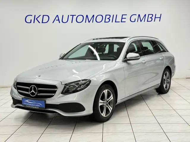 Mercedes-Benz 220 main image
