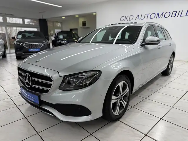 Mercedes-Benz 220 view 7