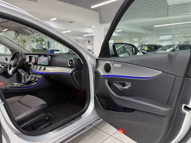 Mercedes-Benz 220 view 8