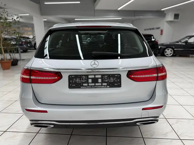 Mercedes-Benz 220 view 4