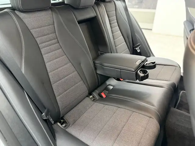 Mercedes-Benz 220 view 11