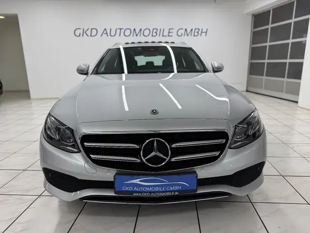 Mercedes-Benz 220 view 5