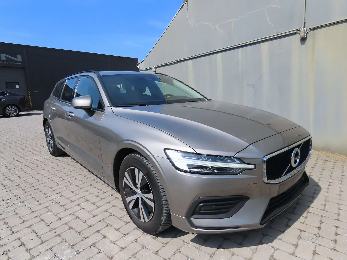 Volvo V60 2.0 D3 Momentum Pro Geartronic Beige - 1