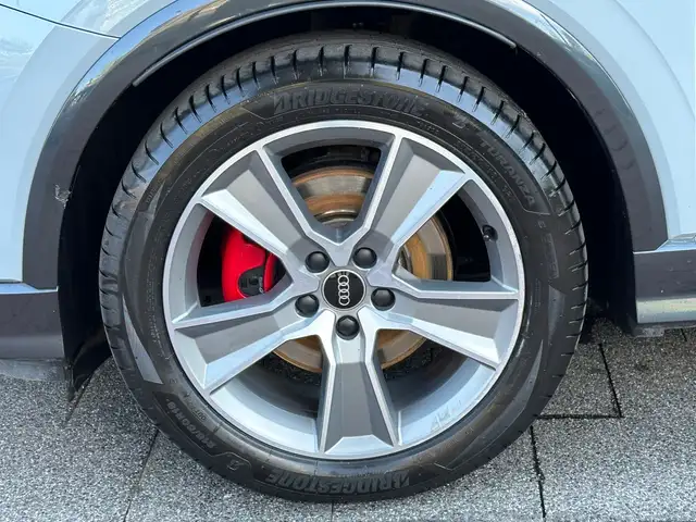 Audi Q2 view 8