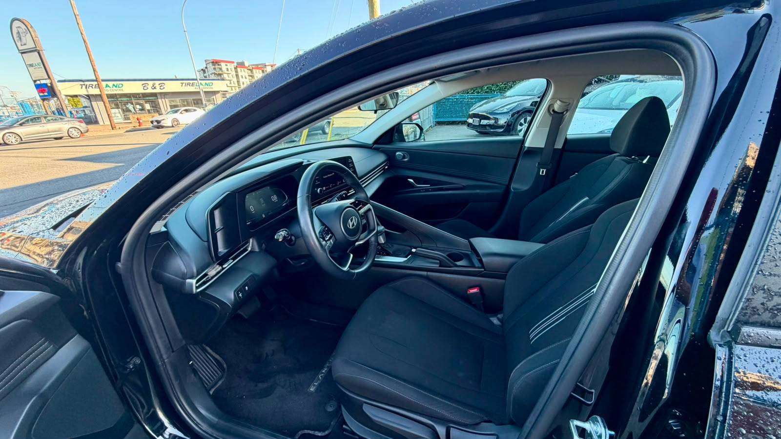 2025 Hyundai Elantra — view 8