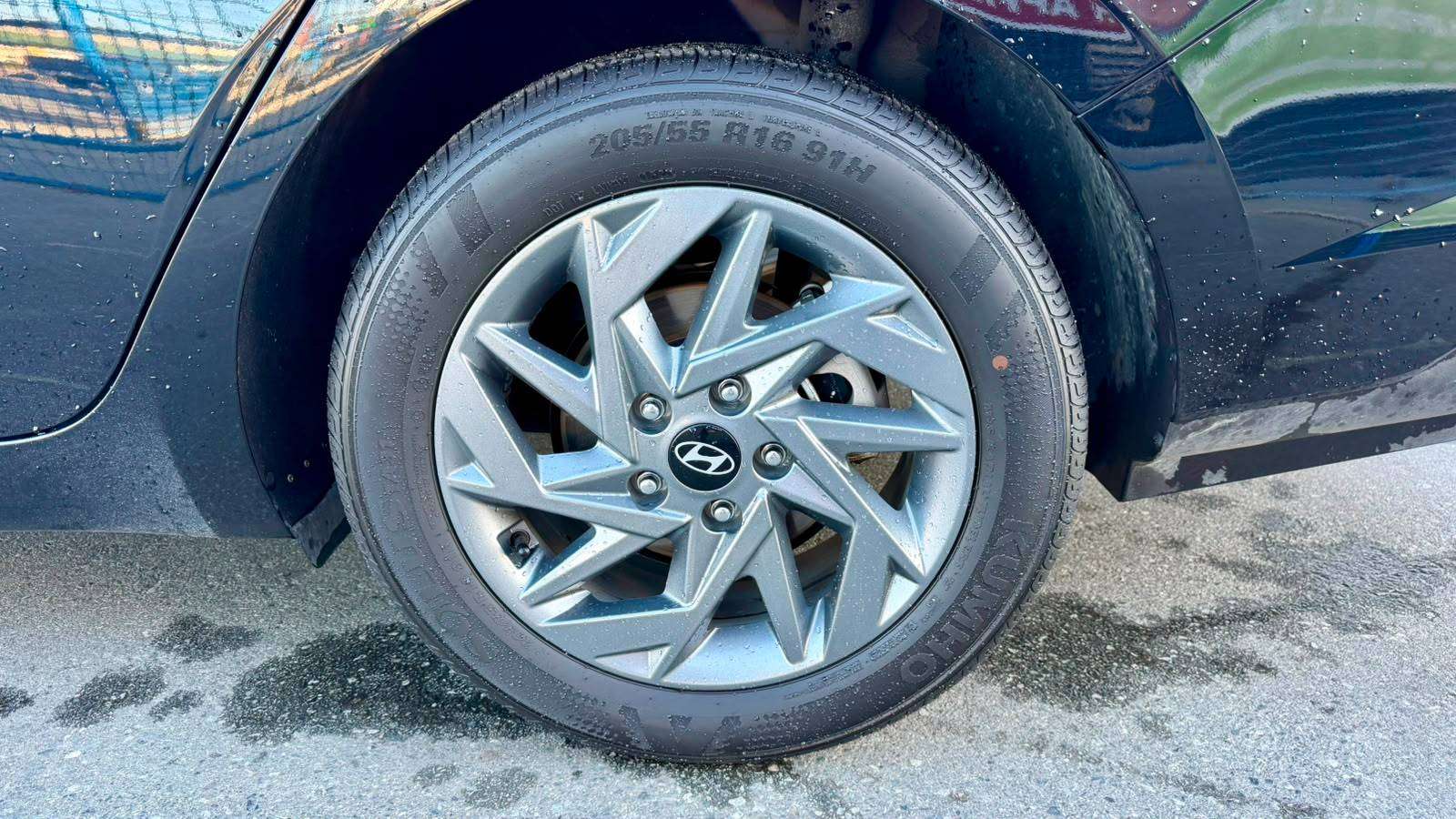 2025 Hyundai Elantra — view 17