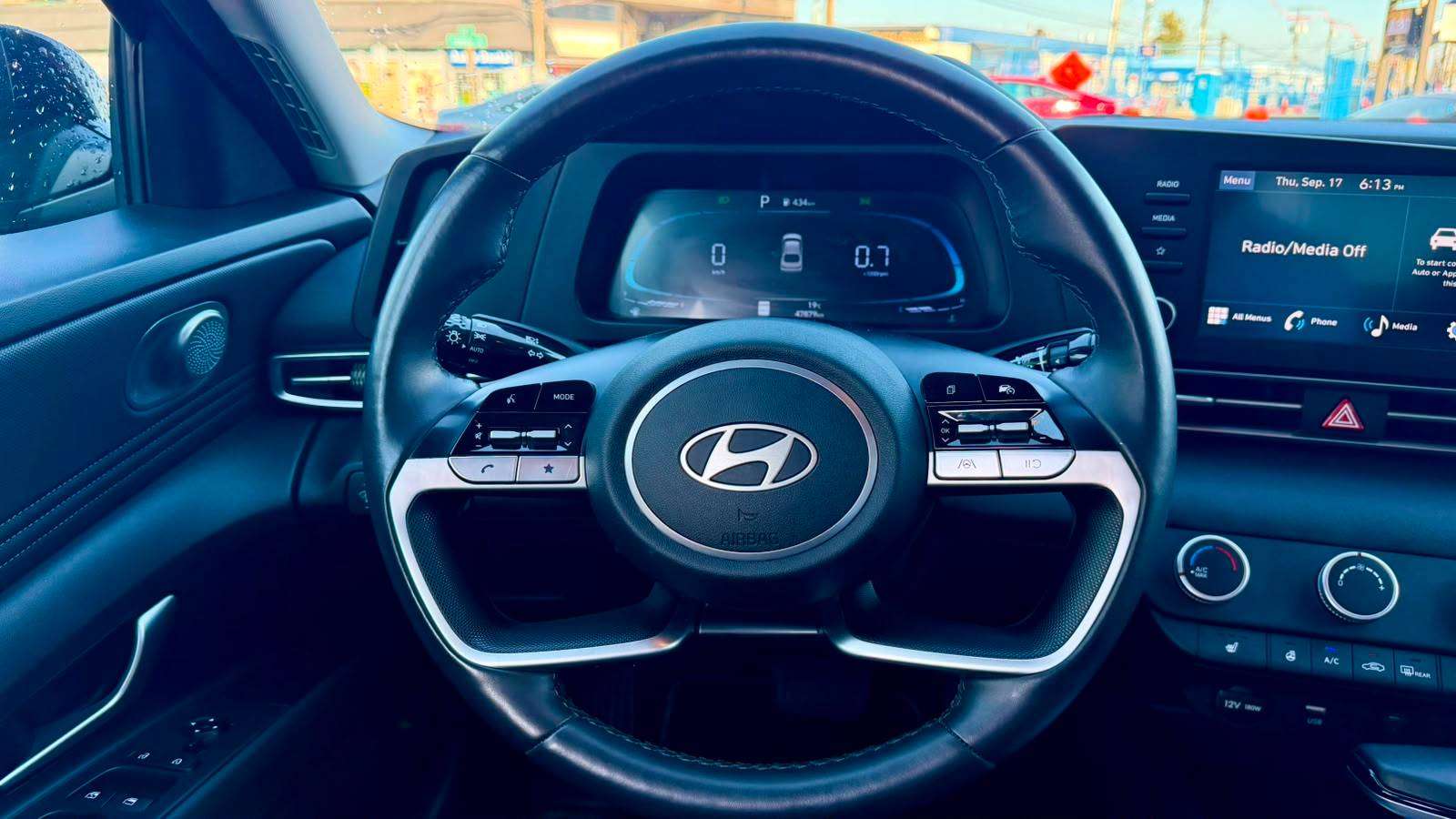 2025 Hyundai Elantra — view 10