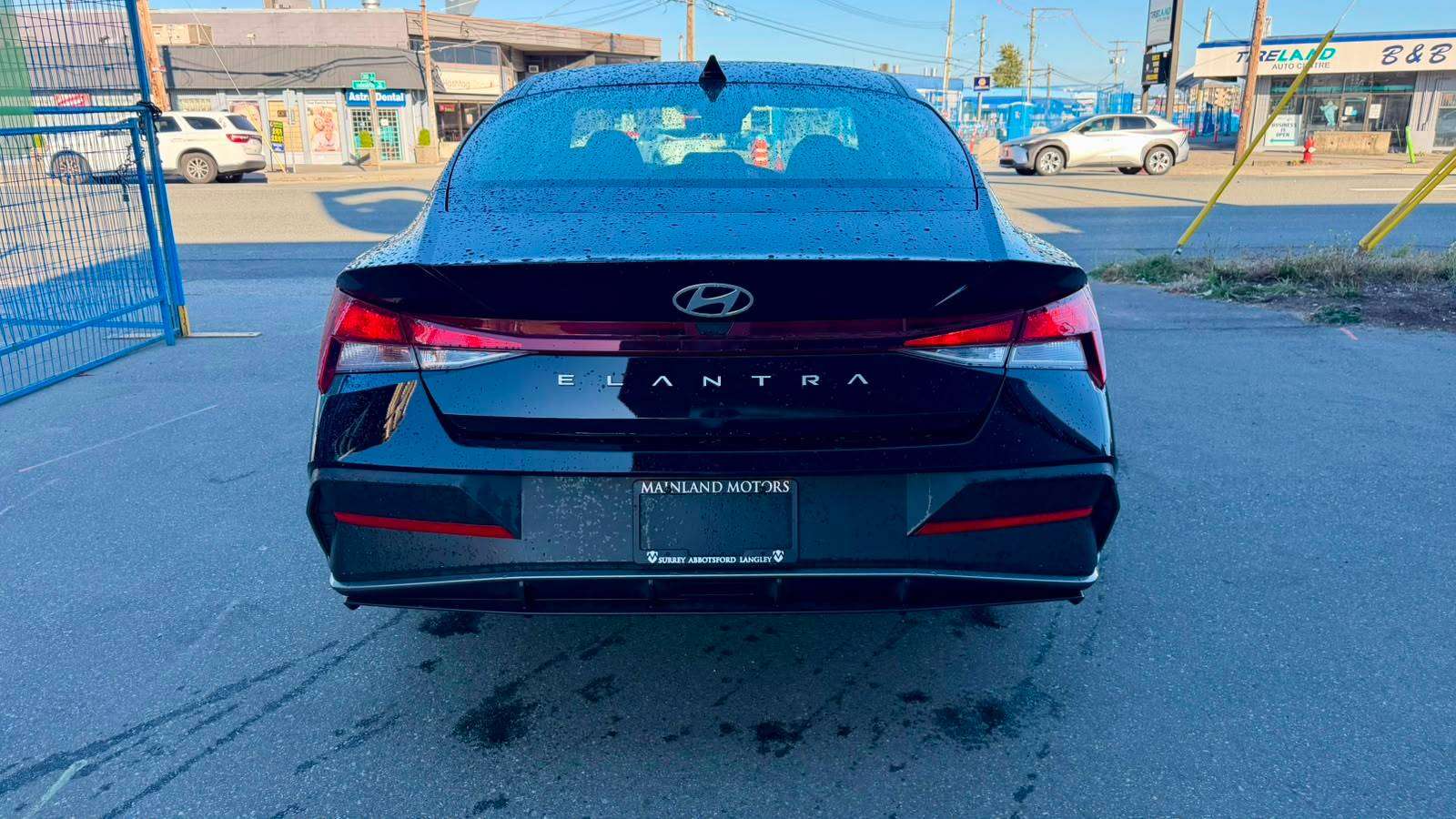 2025 Hyundai Elantra — view 5