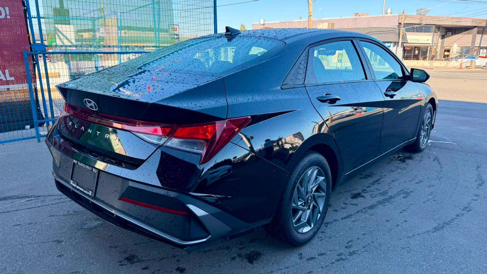 2025 Hyundai Elantra — view 4