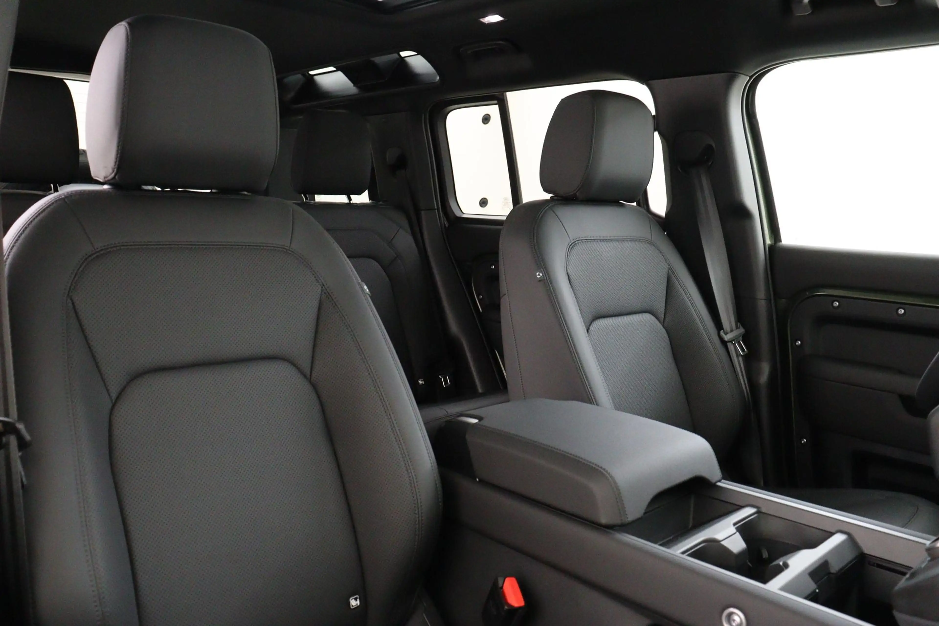 Land Rover Defender 110 2.0 P300e 110 X-DYNAMIC SE WOOLSTONE METALLIC| — photo 12