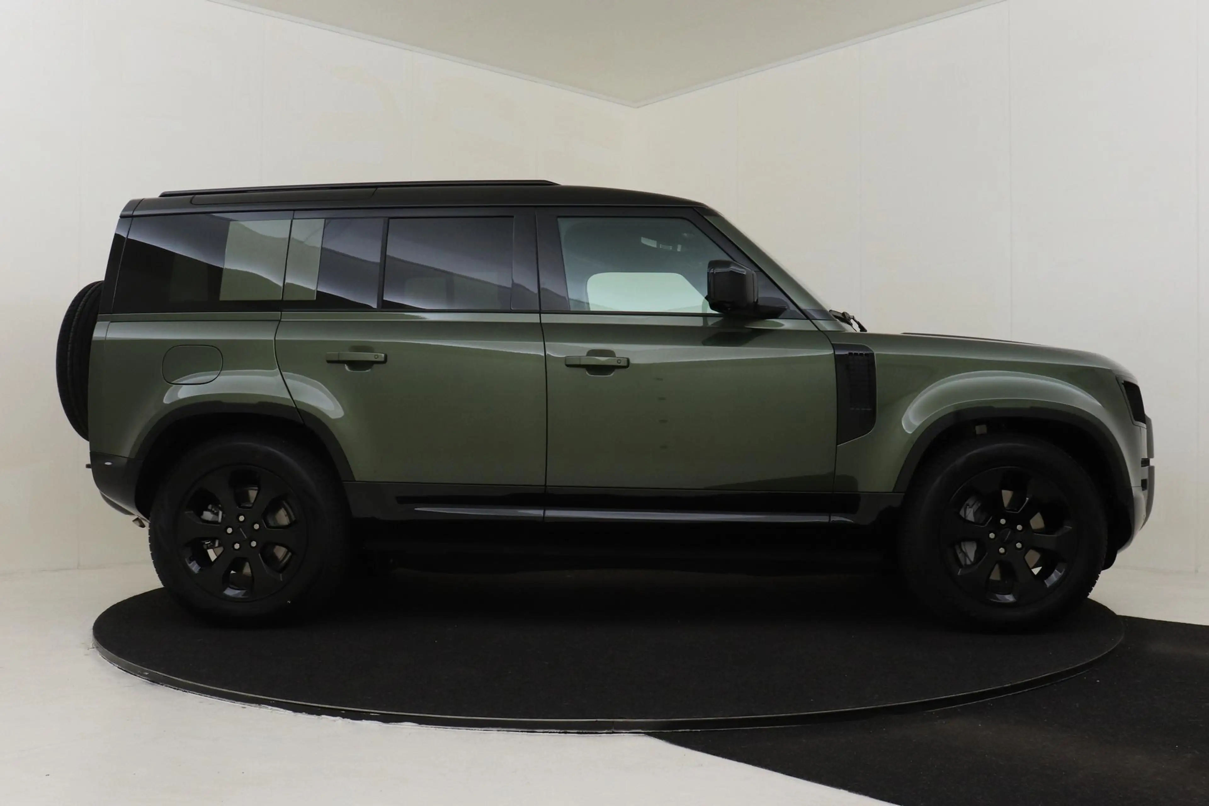 Land Rover Defender 110 2.0 P300e 110 X-DYNAMIC SE WOOLSTONE METALLIC| — photo 13