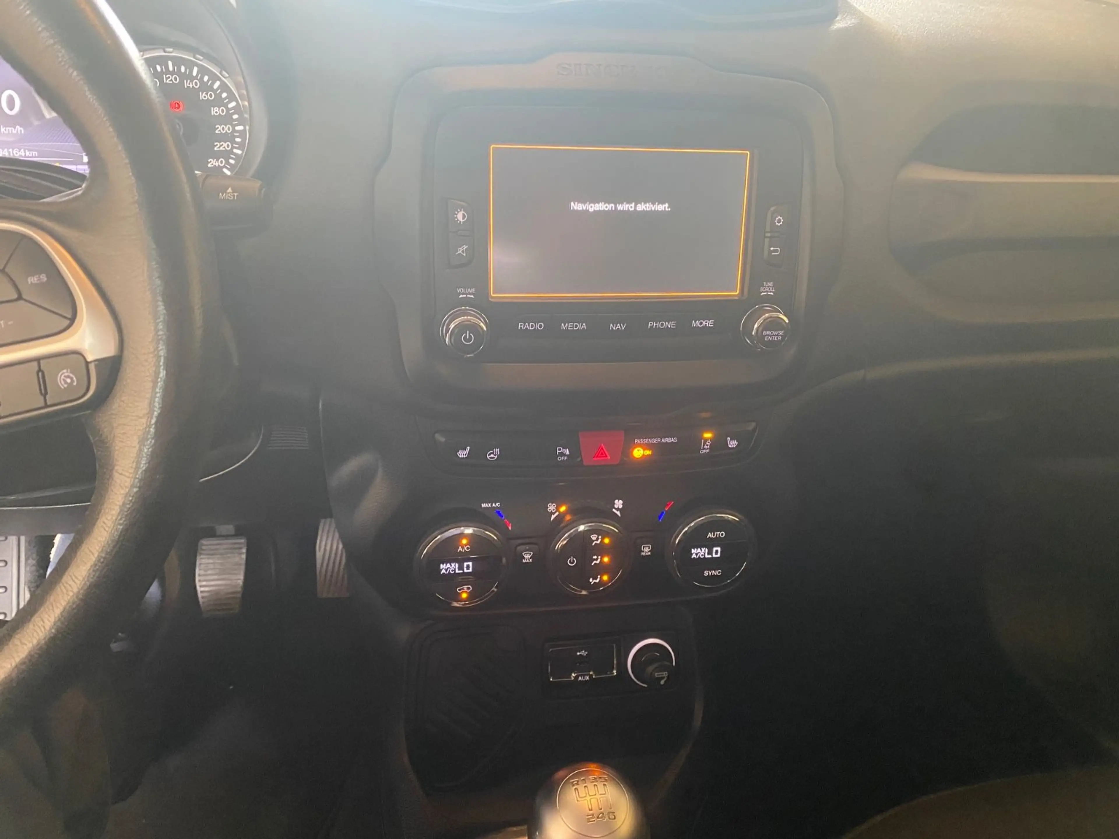 Jeep Renegade Limited FWD — photo 11