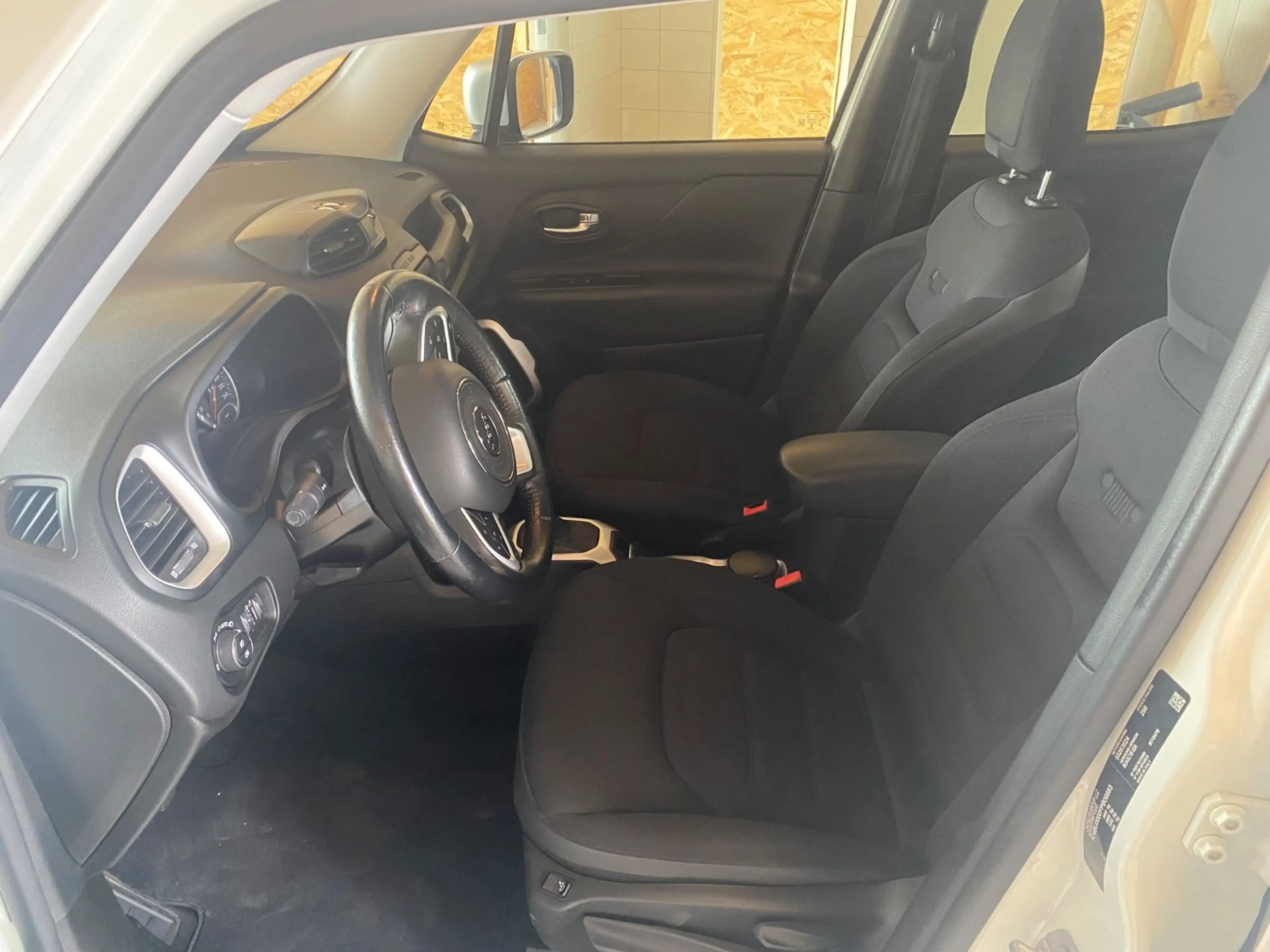 Jeep Renegade Limited FWD — photo 8