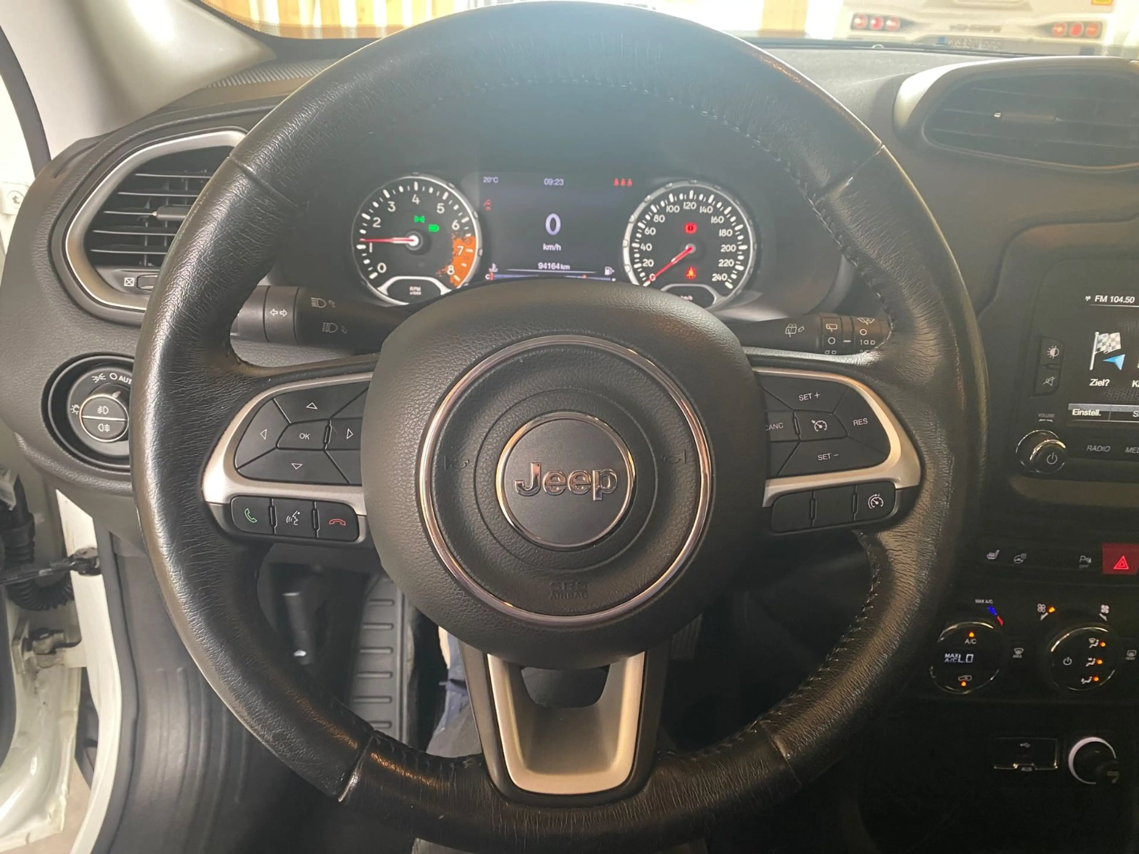 Jeep Renegade Limited FWD — photo 12