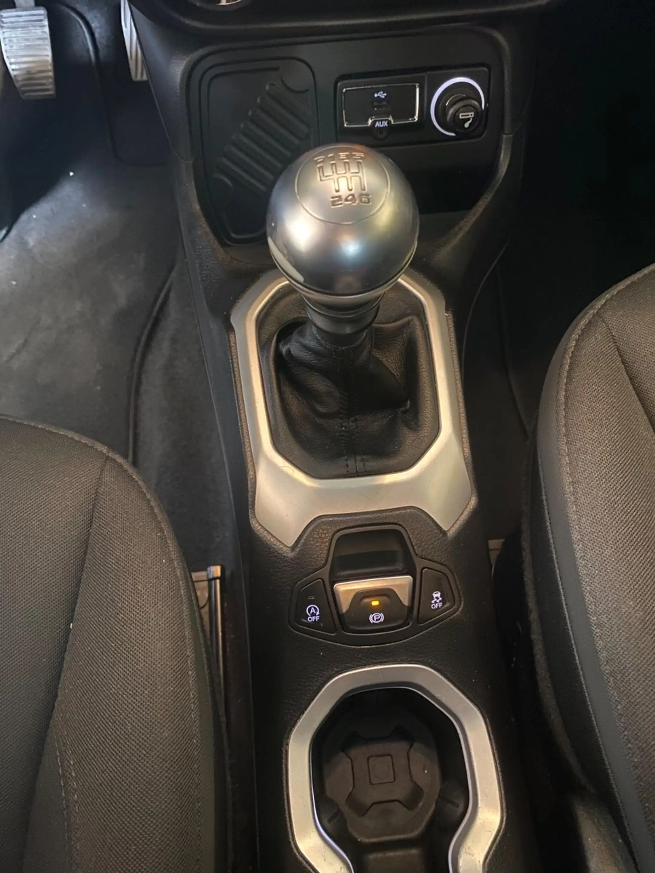 Jeep Renegade Limited FWD — photo 14