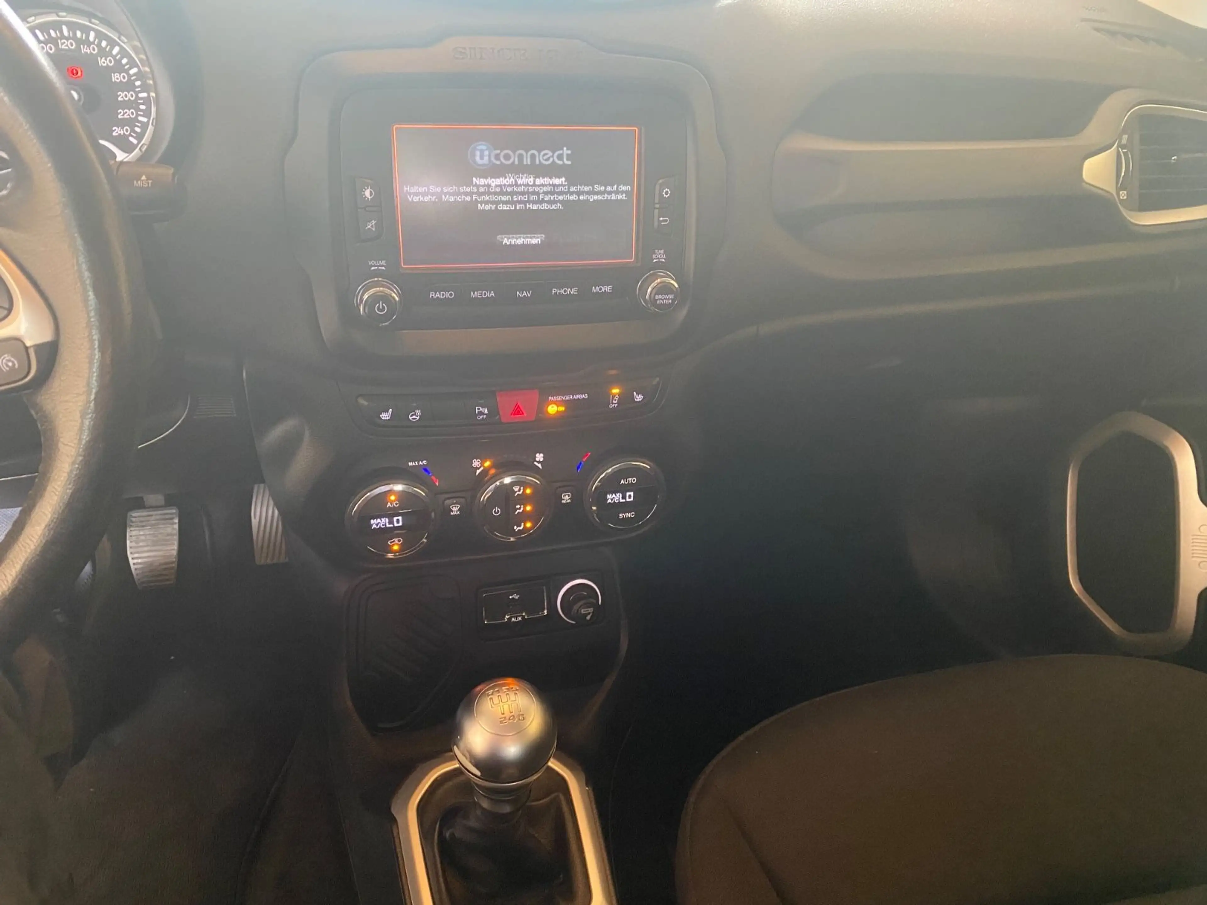 Jeep Renegade Limited FWD — photo 10