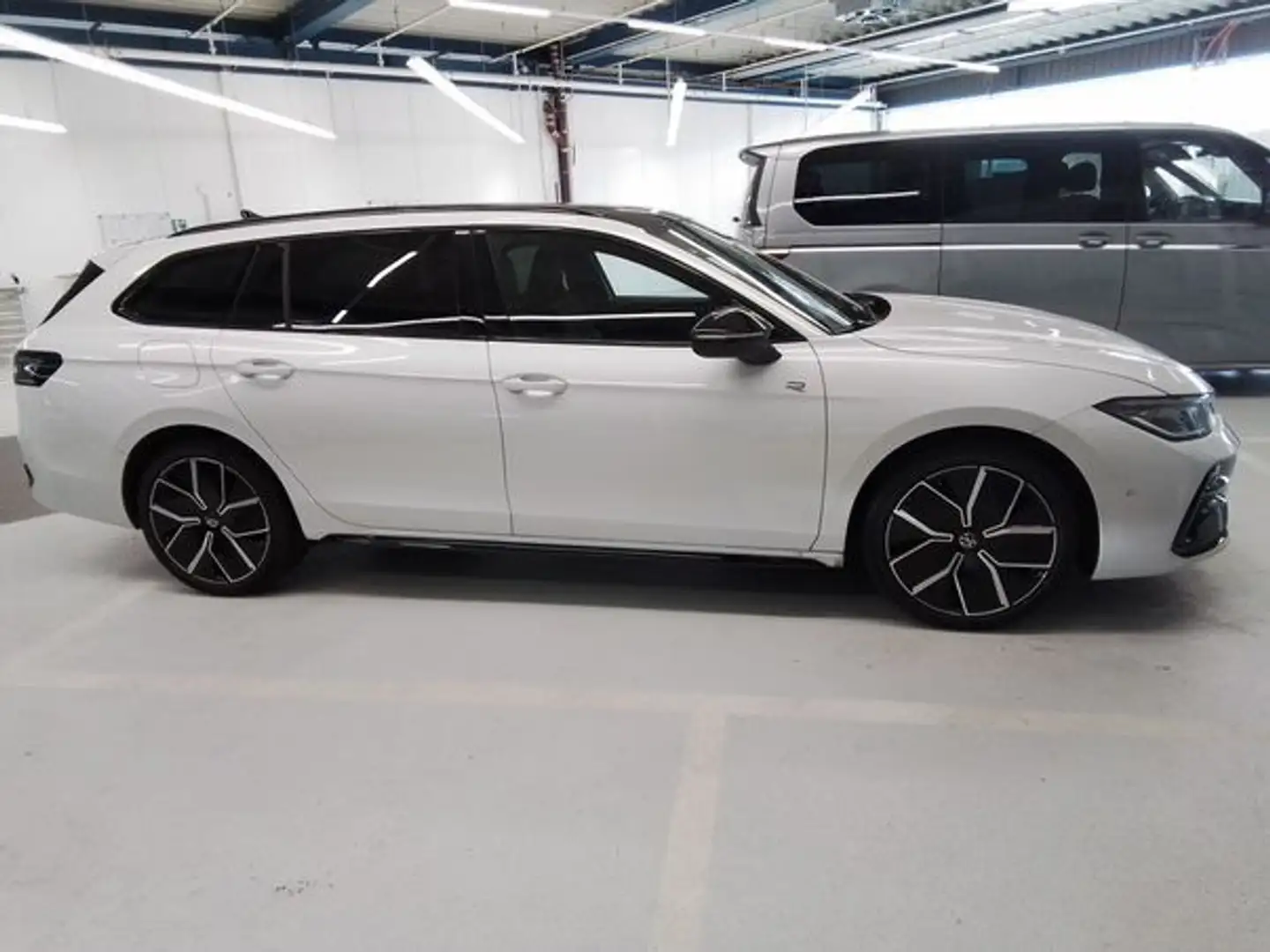 Volkswagen Passat Variant e-Hybrid 1.5 TSI DSG R-Line DCC AHK*PANO*HARMAN... Weiß - 2