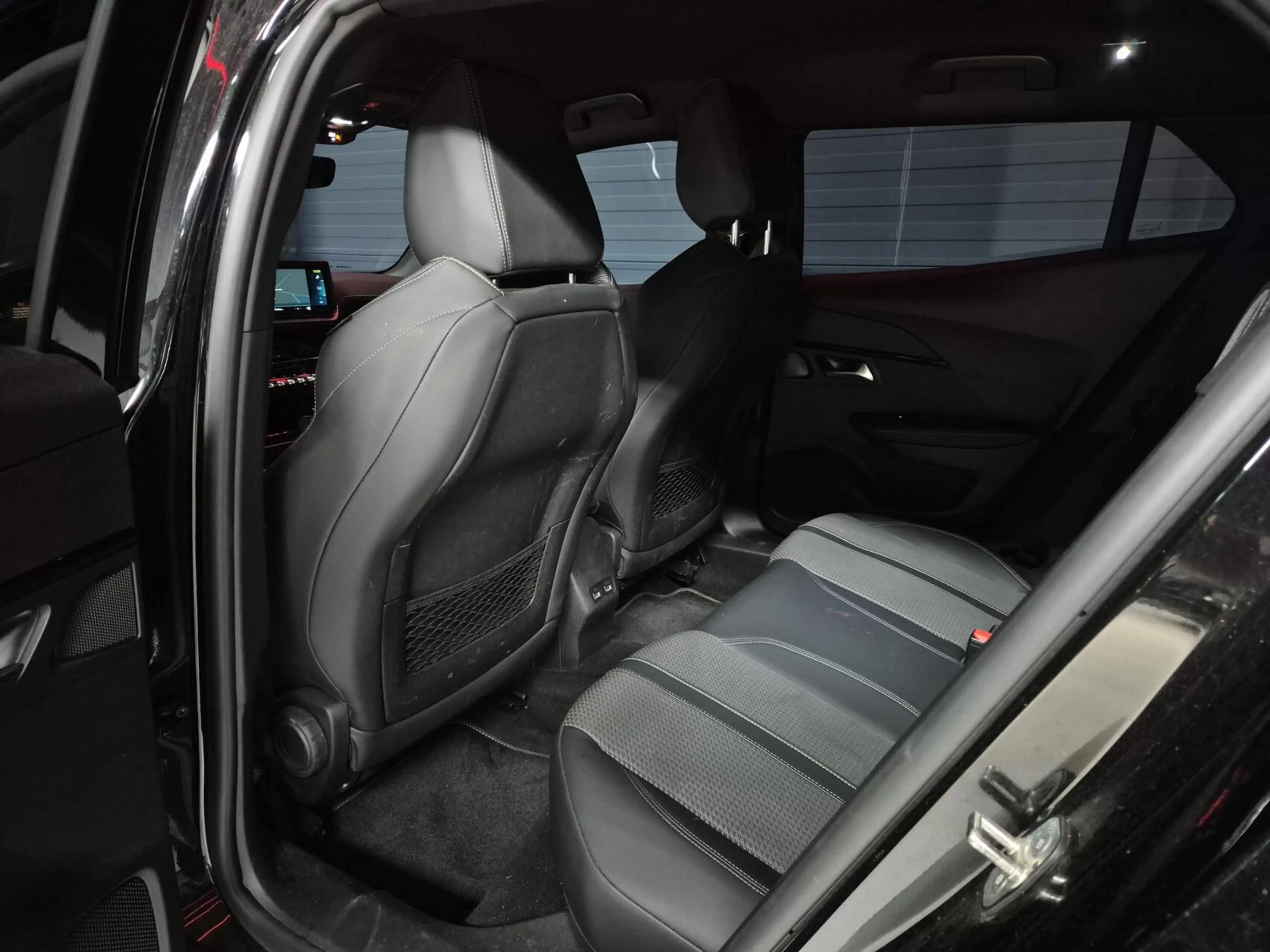 Peugeot e-2008 EV GT Pack 50 kWh |CAM.|CRUISE|APP|SFEER — photo 23