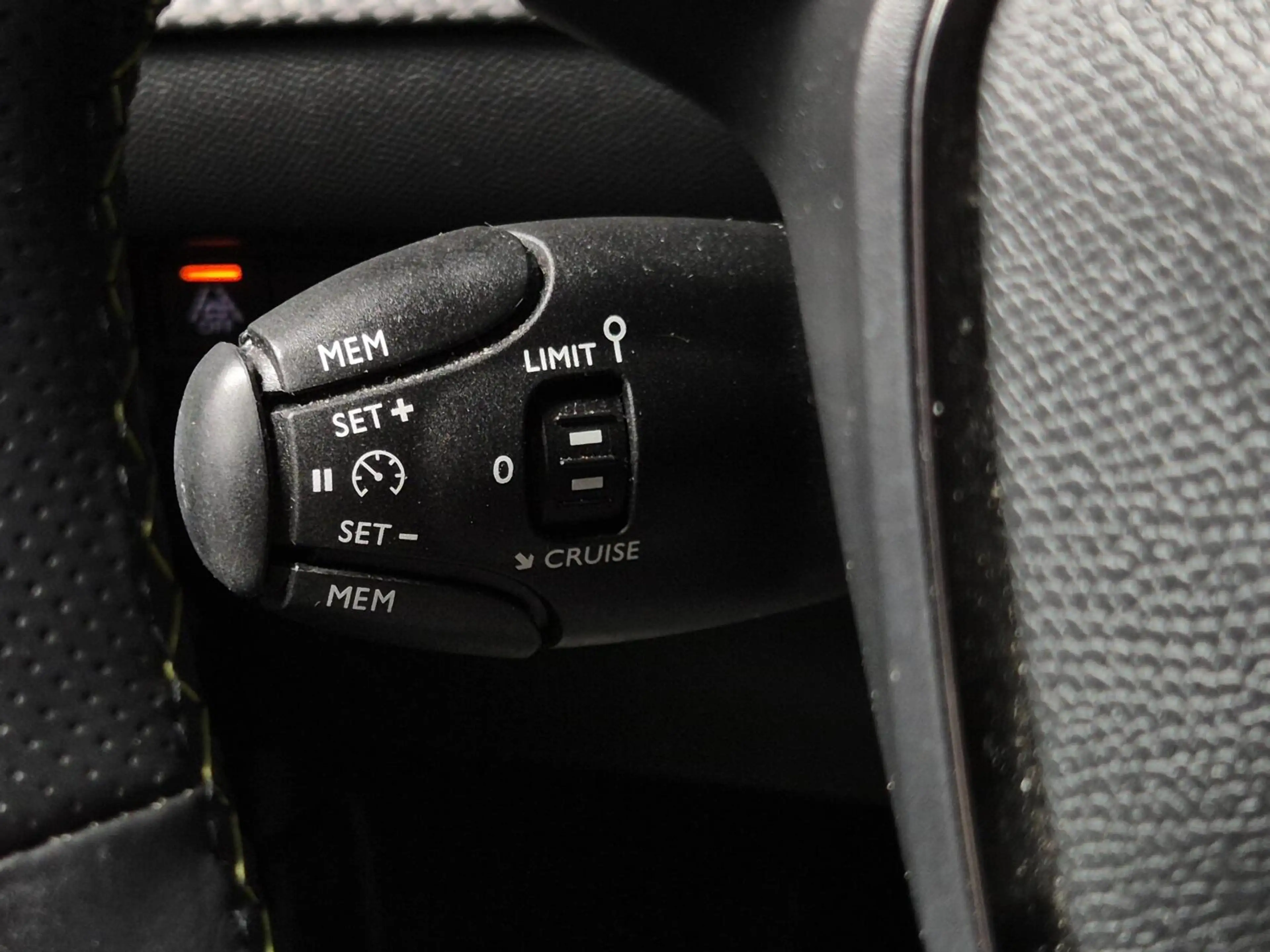 Peugeot e-2008 EV GT Pack 50 kWh |CAM.|CRUISE|APP|SFEER — photo 11