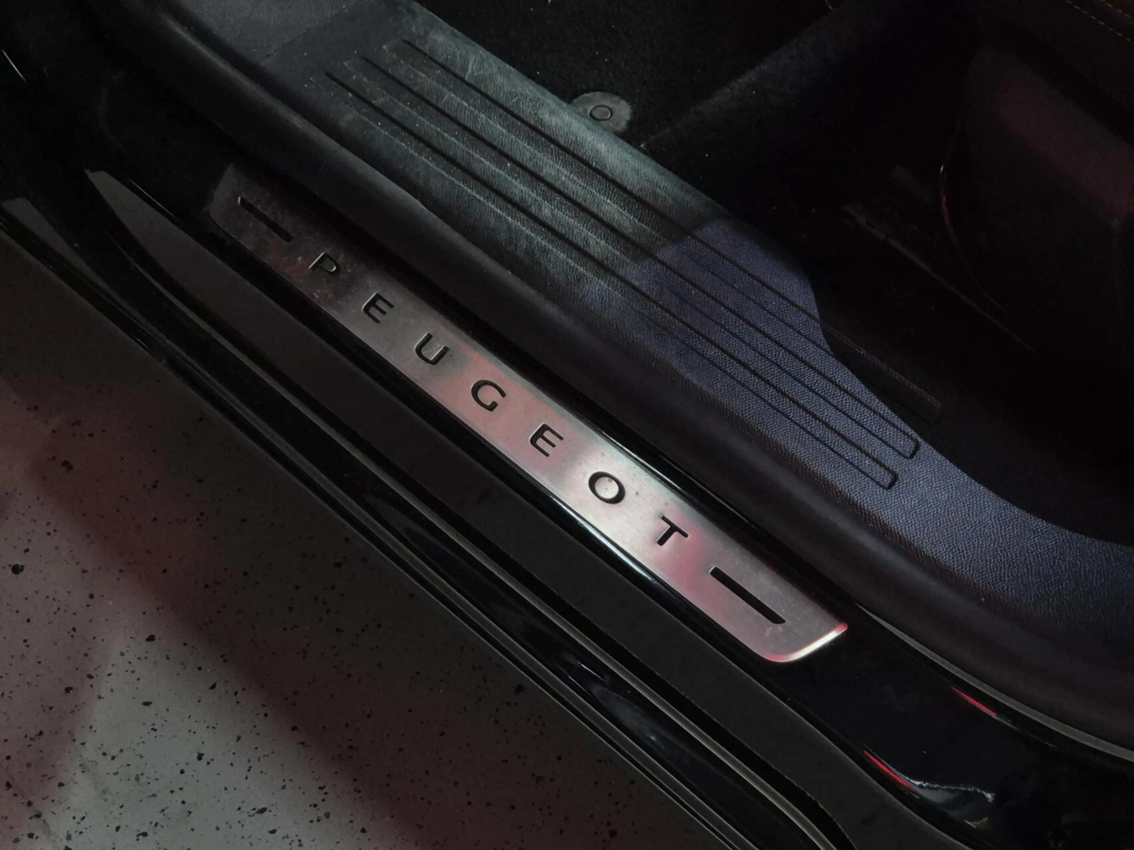 Peugeot e-2008 EV GT Pack 50 kWh |CAM.|CRUISE|APP|SFEER — photo 31