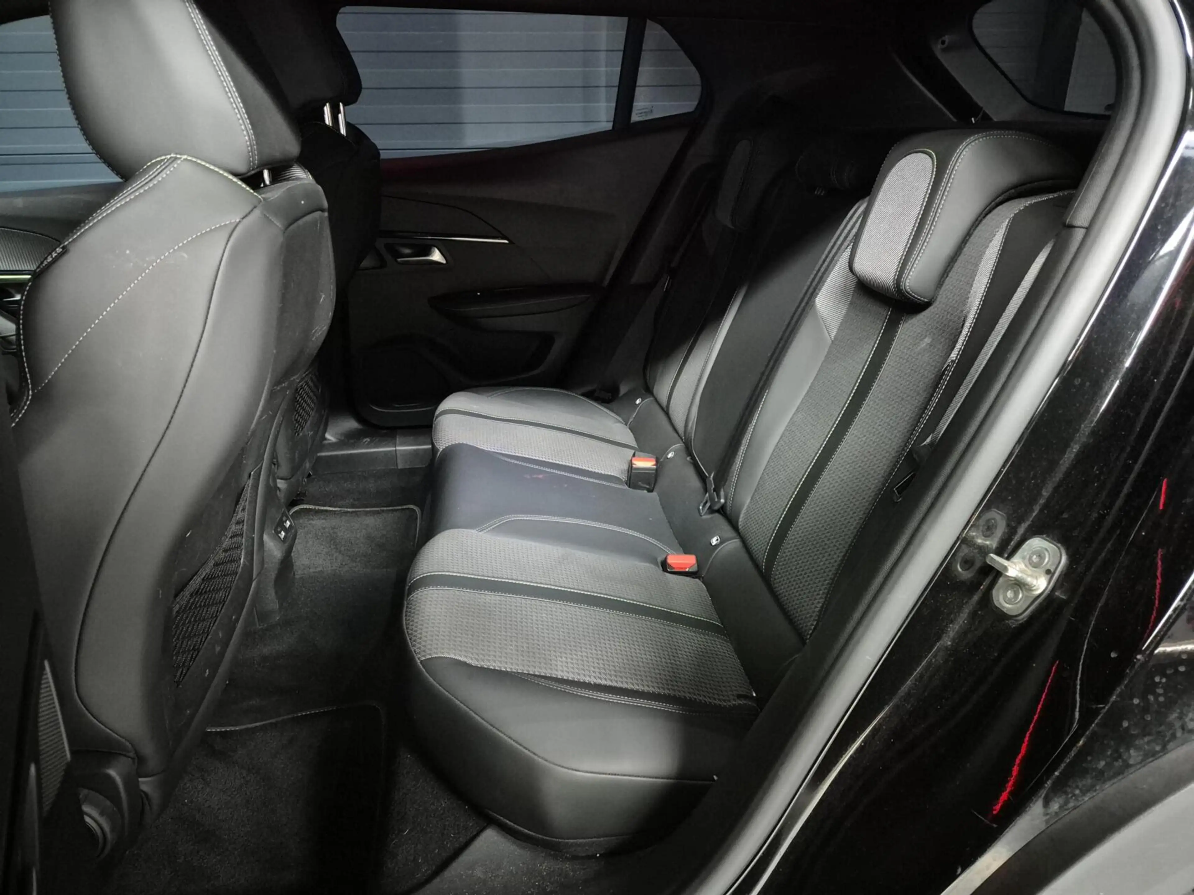 Peugeot e-2008 EV GT Pack 50 kWh |CAM.|CRUISE|APP|SFEER — photo 24