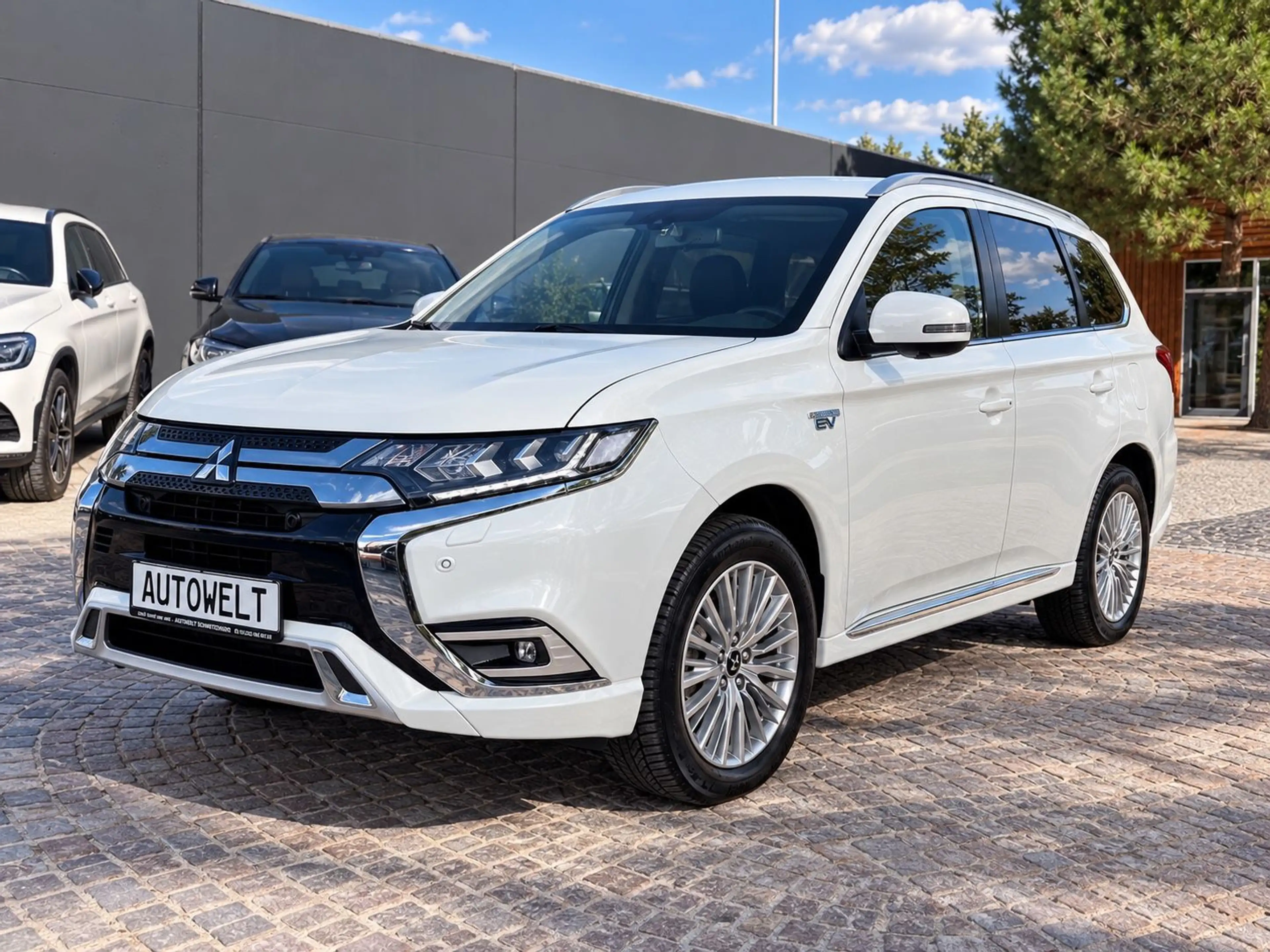 Mitsubishi Outlander PHEV Intro Edition 4WD Autom., 1.Hand — photo 3