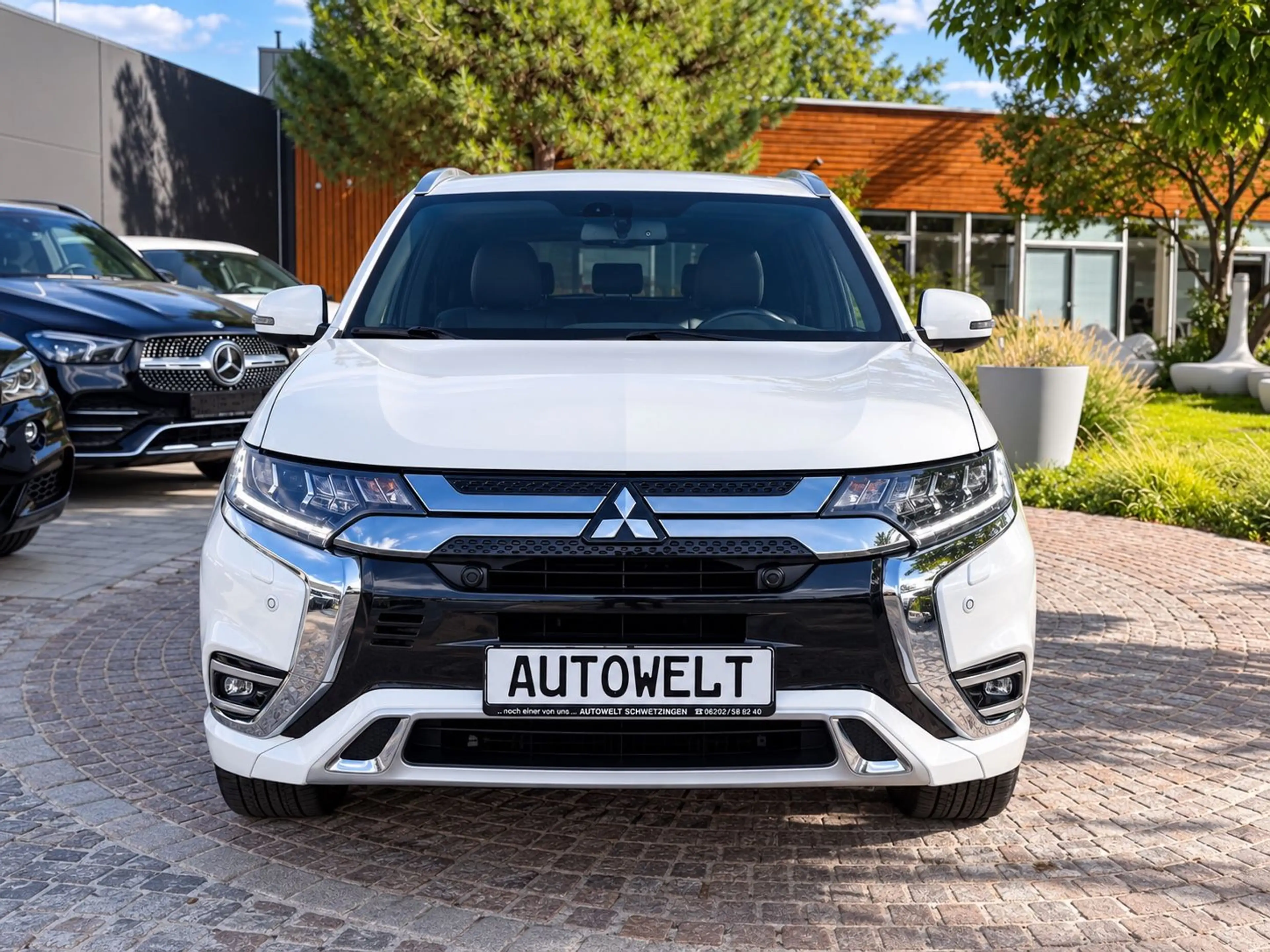 Mitsubishi Outlander PHEV Intro Edition 4WD Autom., 1.Hand — photo 2