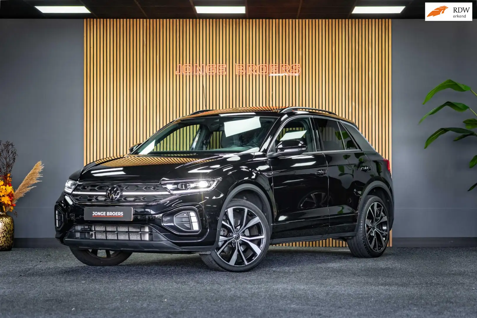 Volkswagen T-Roc 2.0 TSI 4Motion R-Line Business+ |Pano|iQ-light|Ac Zwart - 1