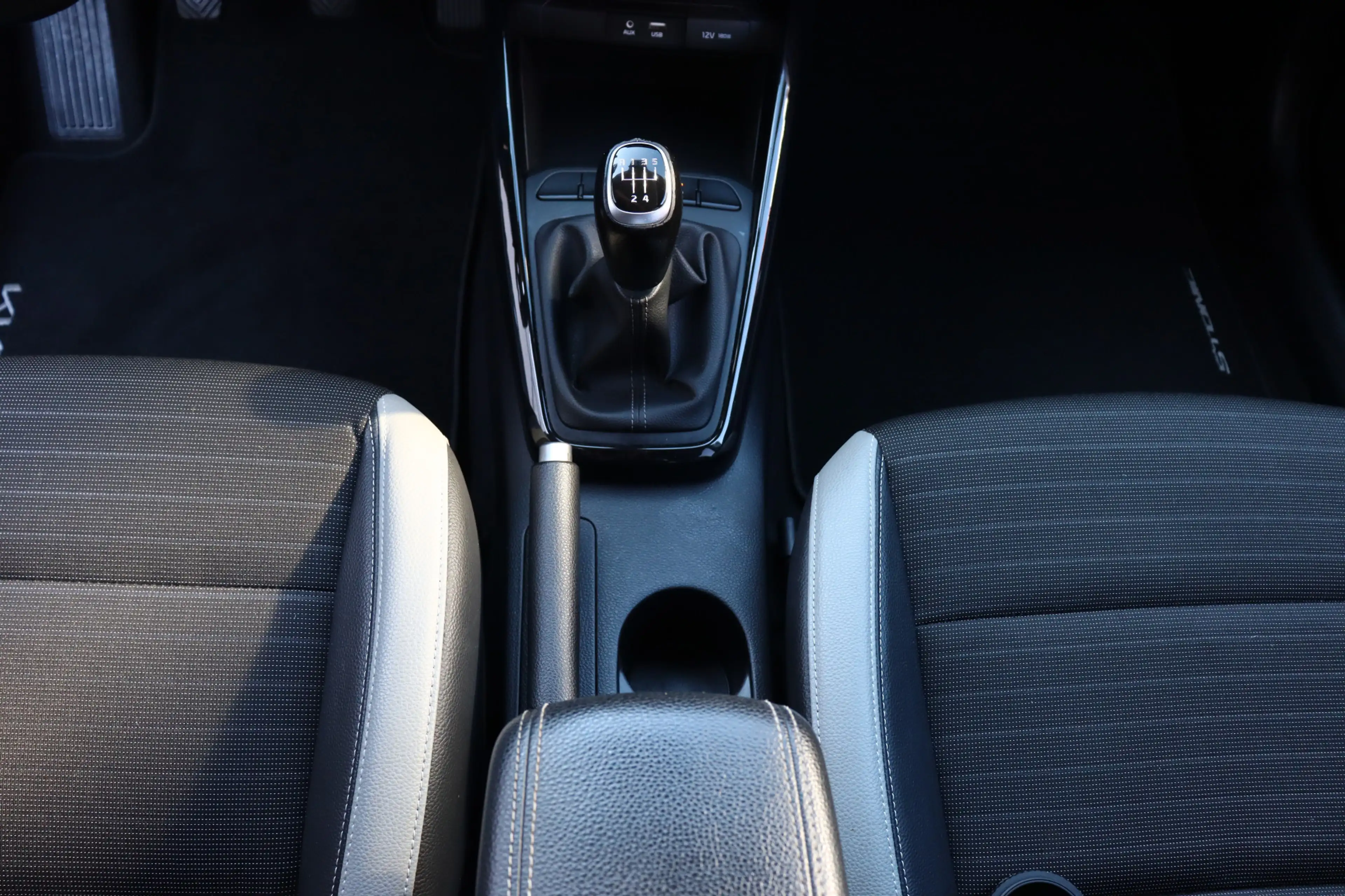 Kia Stonic 1.0 T-GDi Sports Edition O.a: PDC, Camera, DAB, Na — photo 32