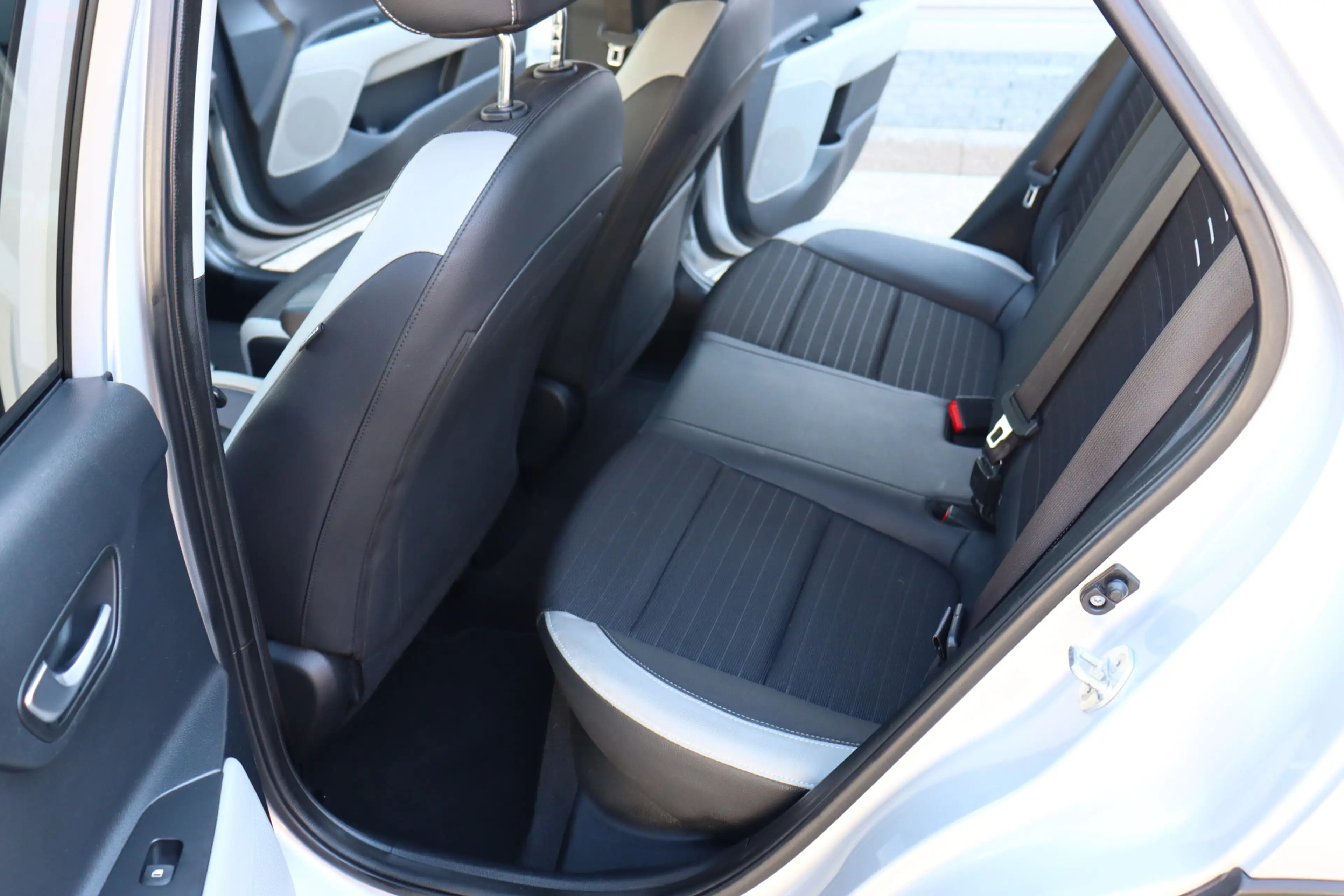 Kia Stonic 1.0 T-GDi Sports Edition O.a: PDC, Camera, DAB, Na — photo 26
