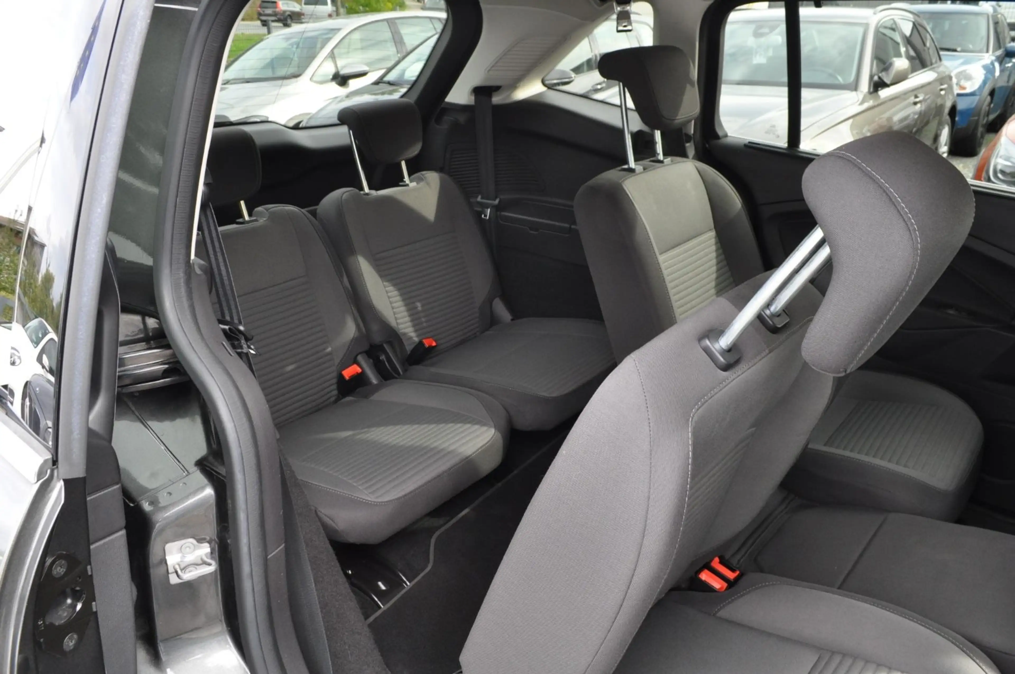 Ford Grand C-Max FORD Grand C-MAX Titanium /TÜV/AU NEU/7-SITZER — photo 12