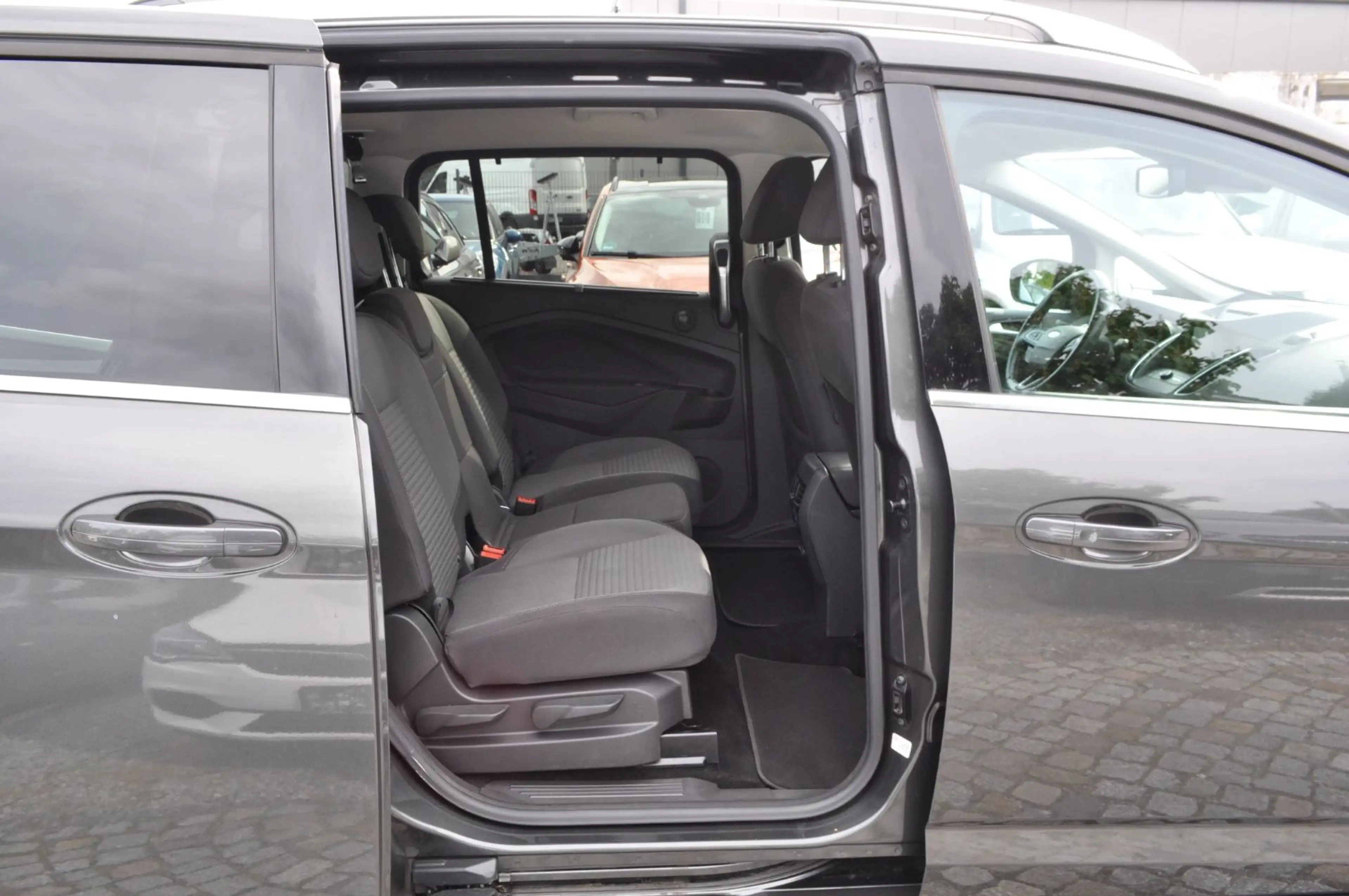Ford Grand C-Max FORD Grand C-MAX Titanium /TÜV/AU NEU/7-SITZER — photo 11
