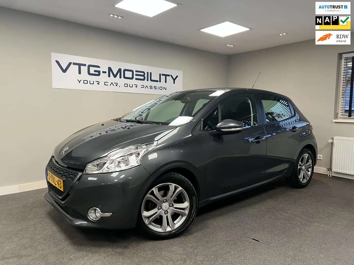 Peugeot 208 1.2 VTi Envy ClimateControl|PDC A|Navi|ElektrischP Grijs - 1