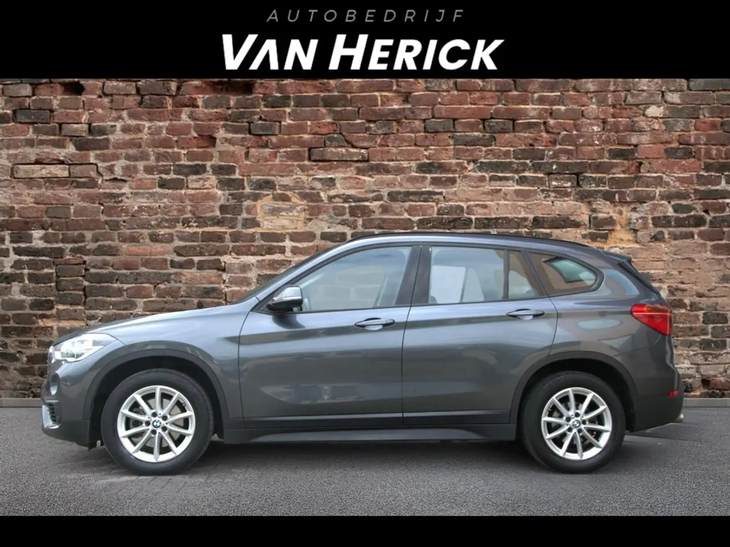 BMW X1 SDrive18i Executive | Camera | Trekhaak | Cruise Grijs - 2