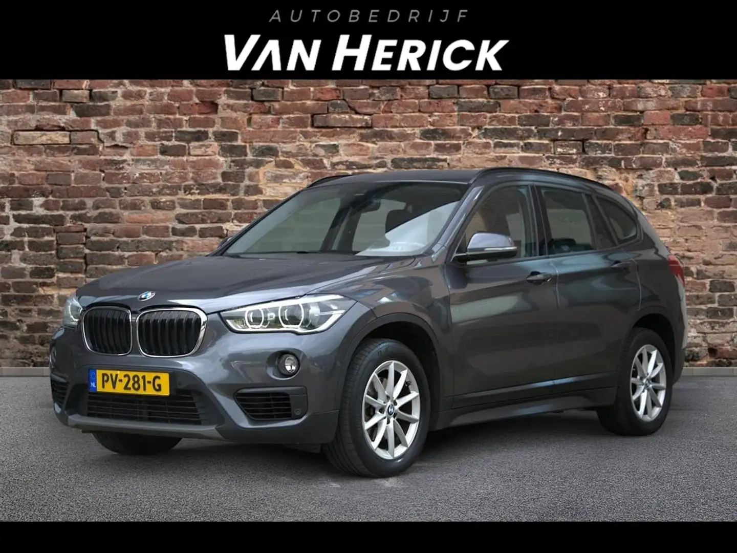 BMW X1 SDrive18i Executive | Camera | Trekhaak | Cruise Grijs - 1