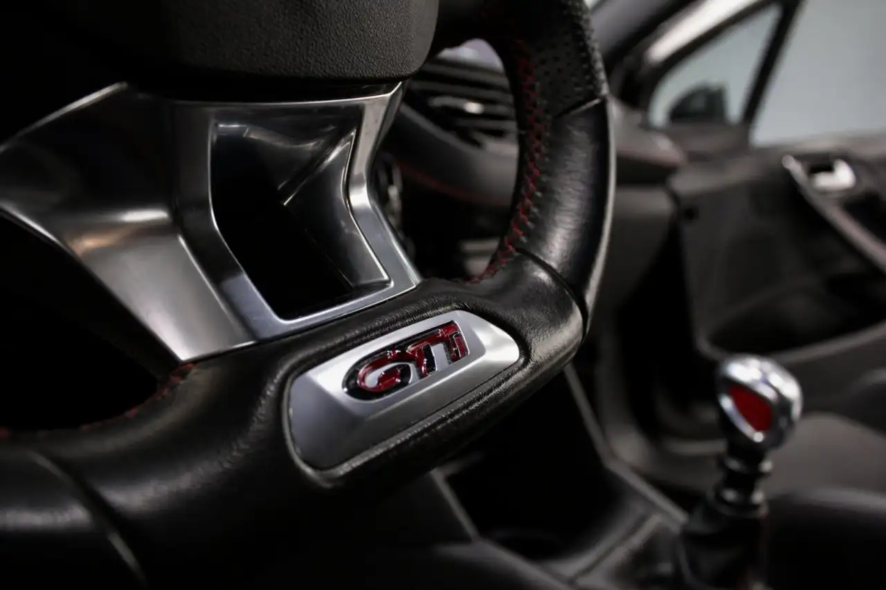 Peugeot 208 208 — photo 16