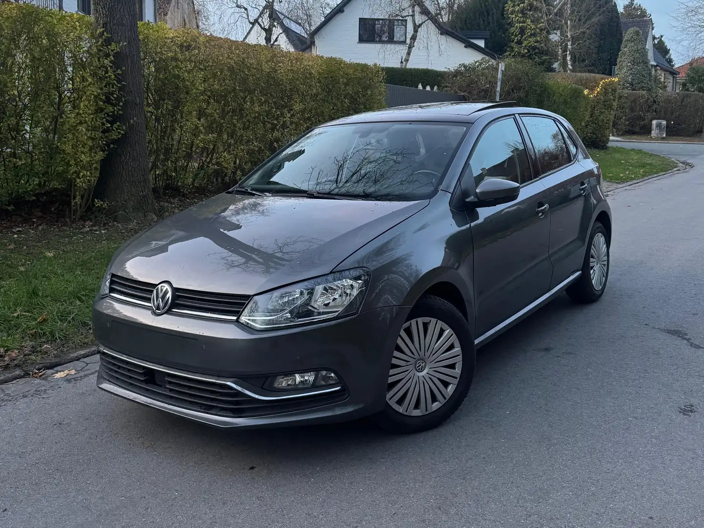 Volkswagen Polo Polo essence Comfortline * TOIT OUVRANT* siva - 1