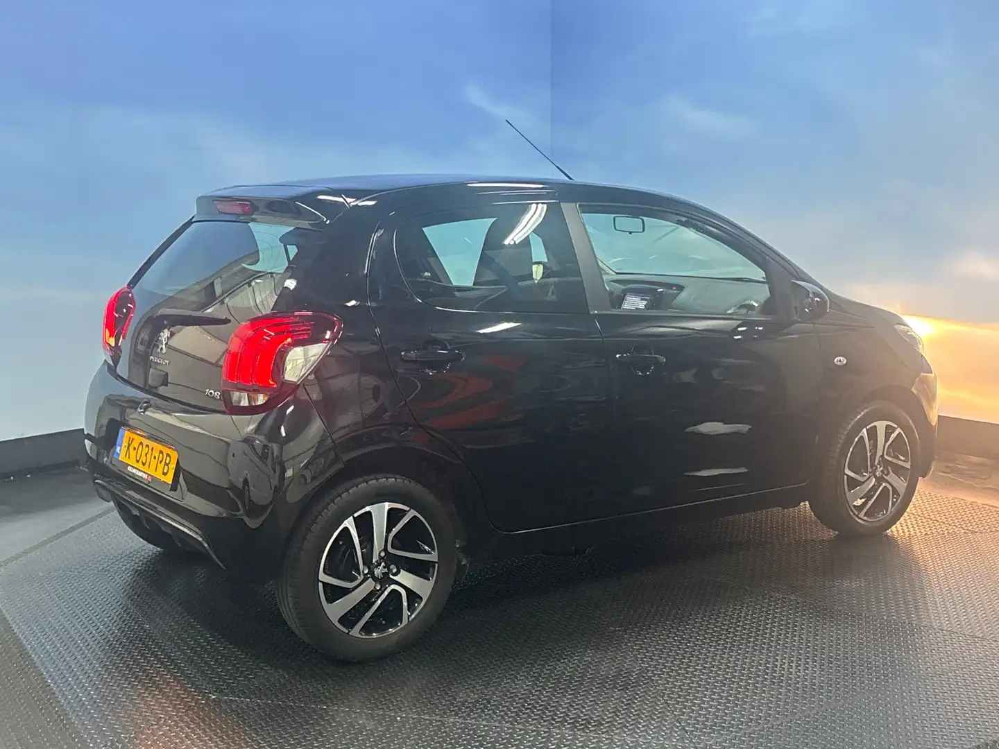 Peugeot 108 1.0 e-VTi Allure Schwarz - 2
