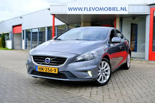 Volvo V40 2.0 D2 R-Design Navi|Leder-Alcantara|Clima|LMV
