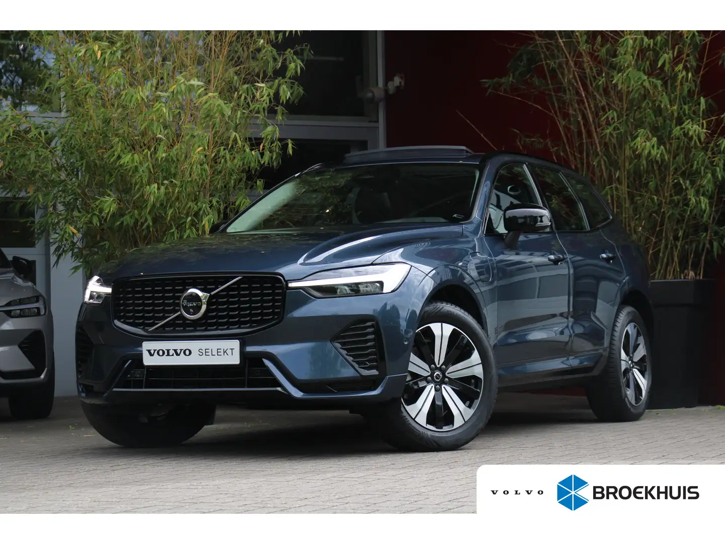 Volvo XC60 2.0 T6 Plug-in hybrid AWD Plus Dark | Trekhaak | 3 Blauw - 1