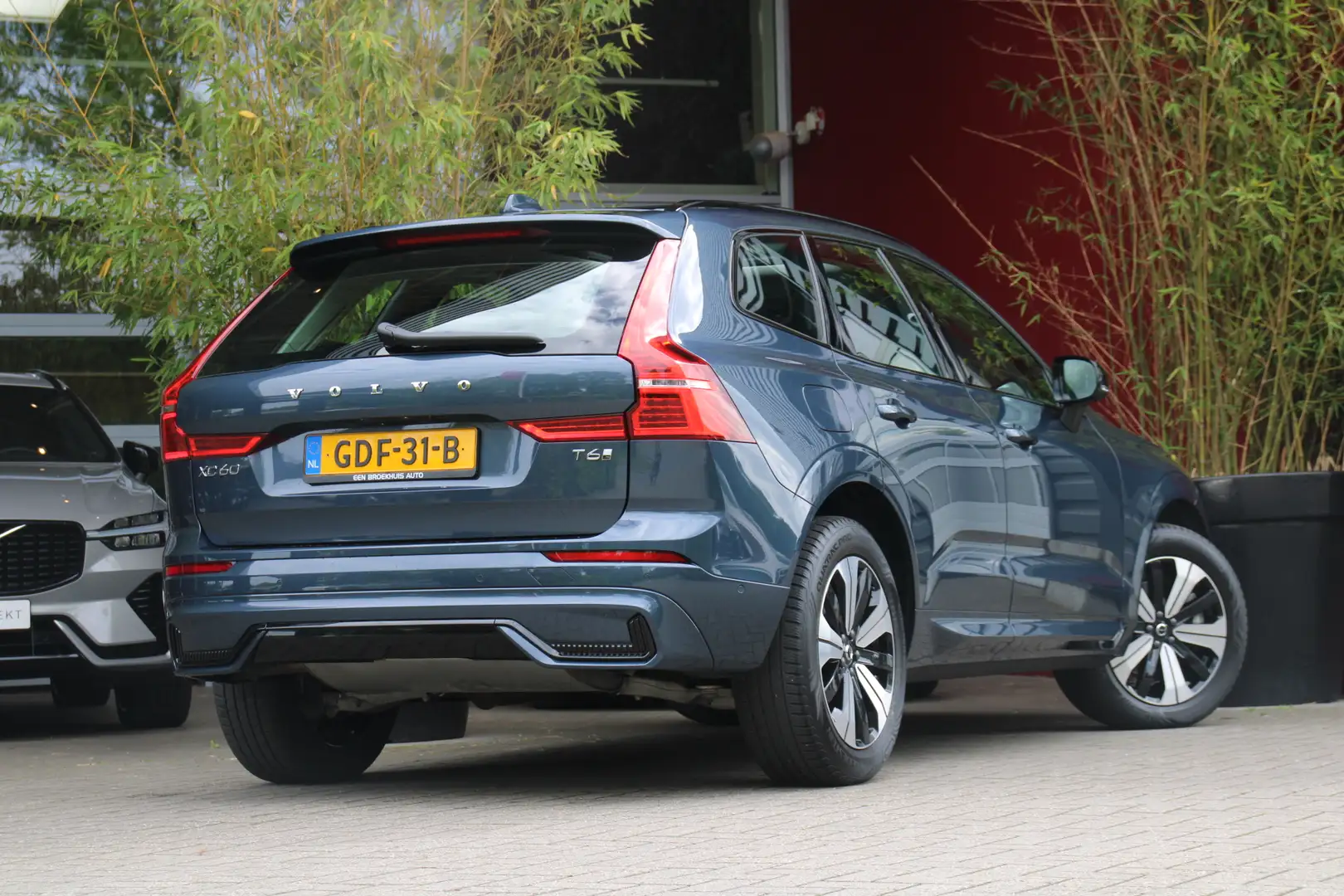 Volvo XC60 2.0 T6 Plug-in hybrid AWD Plus Dark | Trekhaak | 3 Blauw - 2