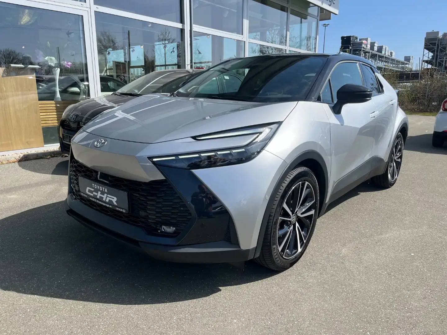 Toyota C-HR 2.0 Plug-in Hybrid Lounge Pano, 360°Kamera Zilver - 2