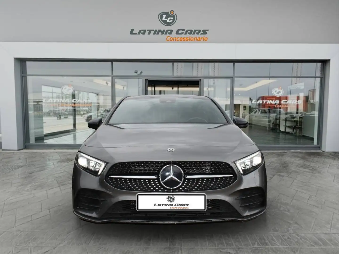 Mercedes-Benz A 180 180 AMG Line Premium Plus auto Con NAVIGATORE Gris - 2