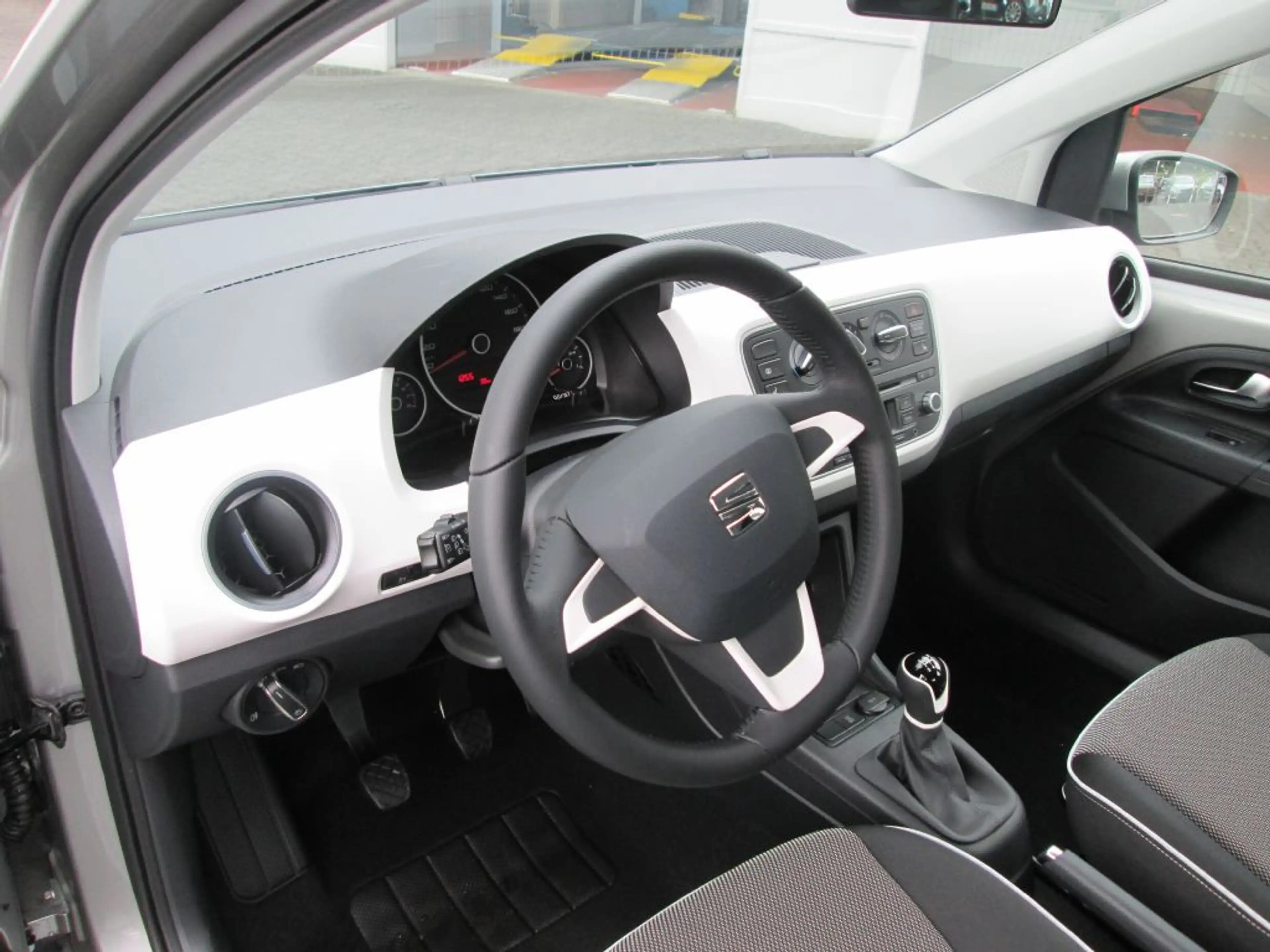 SEAT Mii 1.0 Chic — photo 10