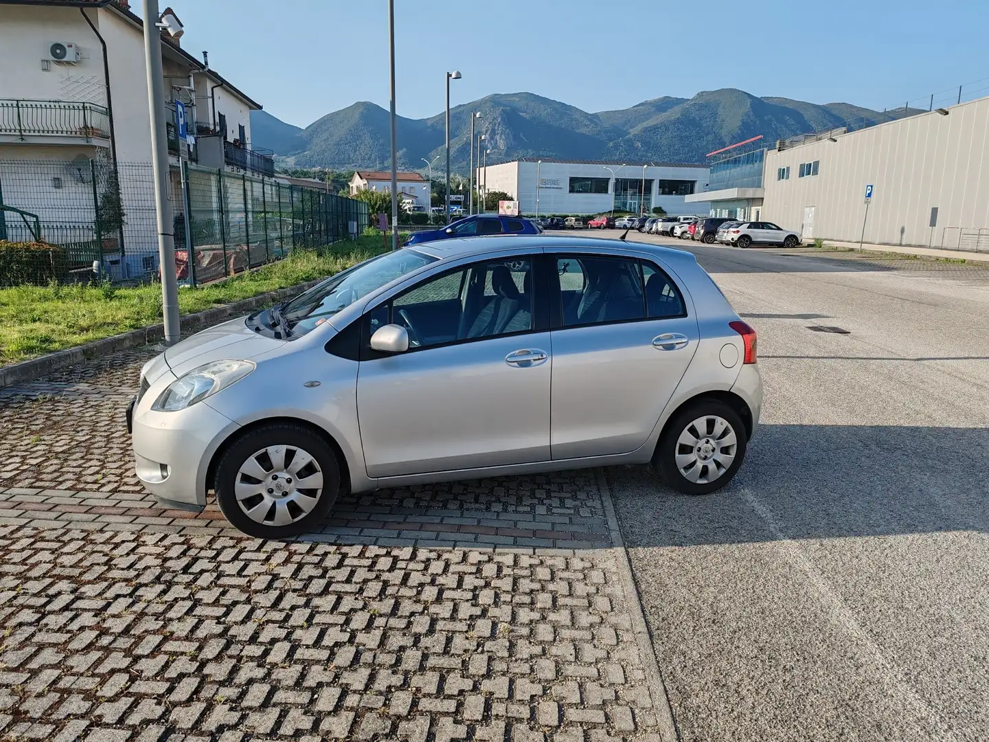 Toyota Yaris 5p 1.3 Sol c/CL auto - 1