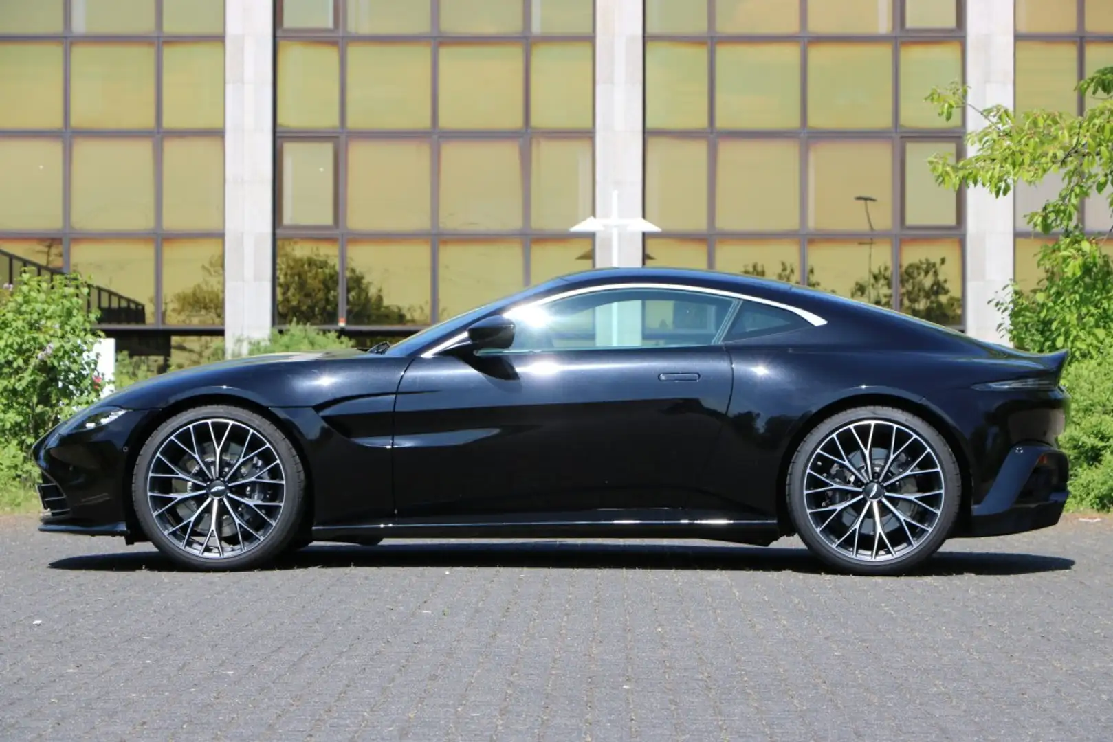 Aston Martin V8 New Vantage Sound 21 Zoll Black Pack Czarny - 2