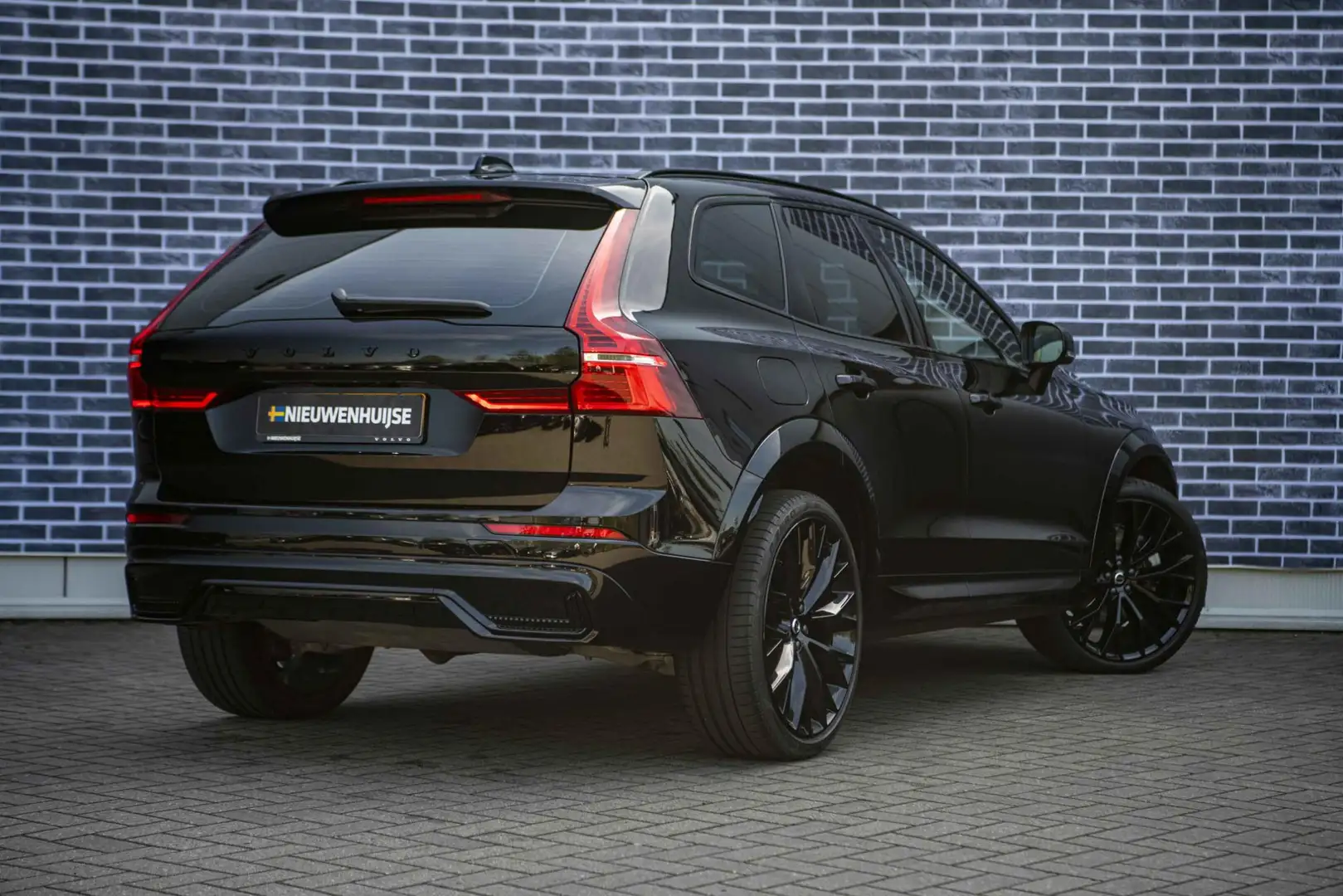 Volvo XC60 2.0 T6 Plug-in hybrid AWD Black Edition | Long Ran Schwarz - 2